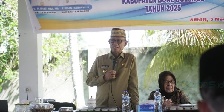 Bupati Ismet Mile saat memberikan pengarahan pada Rapat Koordinasi Tim Percepatan Penurunan Stunting (TPPS) Kabupaten Bone Bolango Tahun 2025 di Rumah Dinas Bandayo Bupati, Senin (5/5/2025). (Foto Onal/Prokopim)