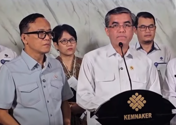 Menaker Yassierli saat memberikan keterangan pers soal penghapusan batas umur hingga status pernikahan saat pembukaan lowongan kerja.