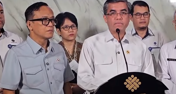 Menaker Yassierli saat memberikan keterangan pers soal penghapusan batas umur hingga status pernikahan saat pembukaan lowongan kerja.