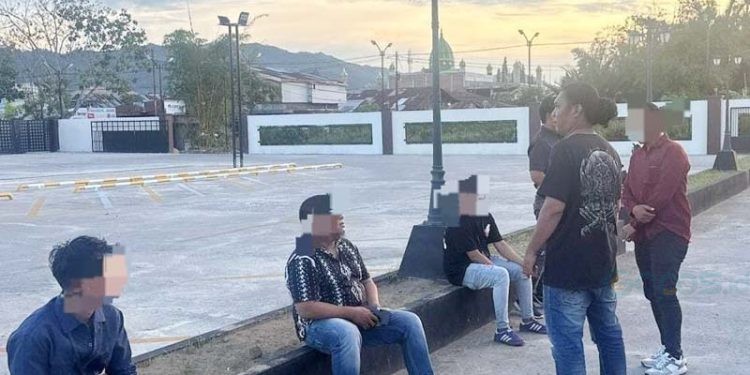 debt collector yang diduga melakukan penarikan kendaraan secara paksa kendaraan milik konsumen diamankan Polresta Gorontalo Kota, Jumat (16/05/2025). (foto.istimewa)