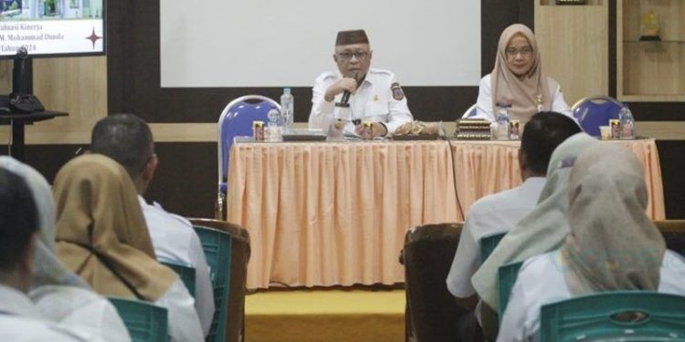 Bupati Gorontalo Sofyan Puhi saat tatap muka dengan manajemen RSUD MM Dunda Limboto