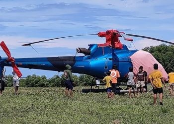 Helikopter milik PT Komala Indonesia mendarat darurat di Desa Bumi Bahari, Kecamatan Popayato, Pohuwato, Kamis (29/05/2025) (Yusuf/Istimewa)