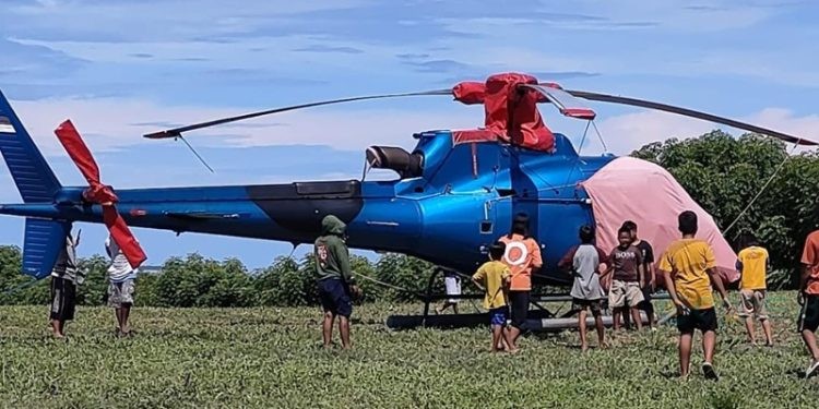 Helikopter milik PT Komala Indonesia mendarat darurat di Desa Bumi Bahari, Kecamatan Popayato, Pohuwato, Kamis (29/05/2025) (Yusuf/Istimewa)