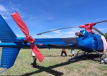 Helikopter milik PT Komala Indonesia mendarat darurat di Desa Bumi Bahari, Kecamatan Popayato, Pohuwato, Kamis (29/05/2025) (Yusuf/Istimewa)