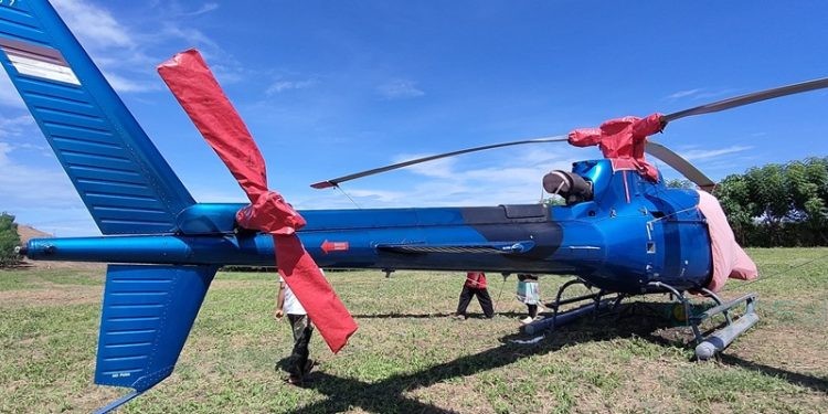 Helikopter milik PT Komala Indonesia mendarat darurat di Desa Bumi Bahari, Kecamatan Popayato, Pohuwato, Kamis (29/05/2025) (Yusuf/Istimewa)