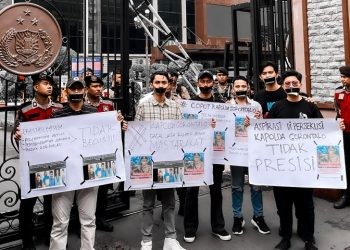 Aksi bisu yang digelar Motoliango Literasi di depan Mabes Polri.