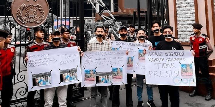 Aksi bisu yang digelar Motoliango Literasi di depan Mabes Polri.