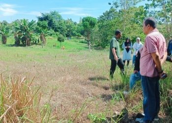 ten Pemerintahan dan Kesejahteraan Rakyat Setda Kabupaten Gorontalo, Nawir Tondako saat meninjau lokasitanah yang akan dihibahkan.