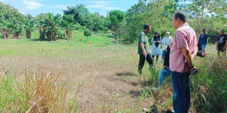 ten Pemerintahan dan Kesejahteraan Rakyat Setda Kabupaten Gorontalo, Nawir Tondako saat meninjau lokasitanah yang akan dihibahkan.