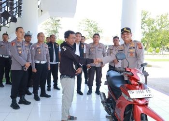 Kapolres Pohuwato, AKBP Busroni, memberikan bantuan motor kepada korban pemerasan dan pembakaran, berlangsung di Polres Pohuwato, Rabu (28/05/2025) (Istimewa)