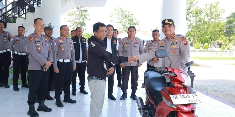Kapolres Pohuwato, AKBP Busroni, memberikan bantuan motor kepada korban pemerasan dan pembakaran, berlangsung di Polres Pohuwato, Rabu (28/05/2025) (Istimewa)