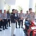 Kapolres Pohuwato, AKBP Busroni, memberikan bantuan motor kepada korban pemerasan dan pembakaran, berlangsung di Polres Pohuwato, Rabu (28/05/2025) (Istimewa)
