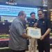Ketua DPRD Kota Gorontalo Irwan Hunawa menerima draf Ranperda tentang Pemberian Insentif kepada Masyarakat dan Investor usul inisiatif Pemkot Gorontalo yang diserahkan Walikota Gorontalo Adhan Dambea, Senin (19/5/2025).(Foto Arni gopos)