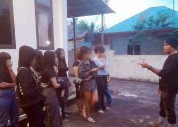 12 remaja wanita yang diamankan pihak Polsek Tapa saat razia di tempat hiburan malam (karaoke). (foto.istimewa)