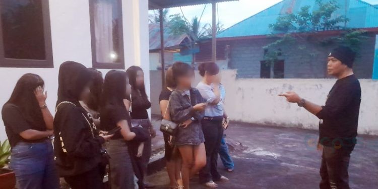 12 remaja wanita yang diamankan pihak Polsek Tapa saat razia di tempat hiburan malam (karaoke). (foto.istimewa)