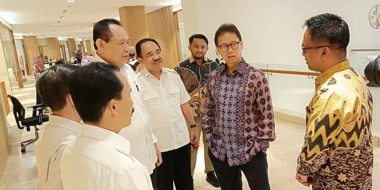 Foto Gubernur Gusnar Ismail bersama Menteri Kesehatan, Budi Gunadi Sadikin, usai pertemuan di Kantor Kemenkes RI di Jakarta, Selasa (15/4/2025)
