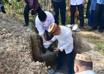 Peletakan batu pertama pembangunan sekolah islam terpadu yayat assalam bumi Panua, berlokasi di Desa Botubilotahu, Kecamatan Marisa, Jum'at (16/05/2025) (Iwan Prokopim Pohuwato)