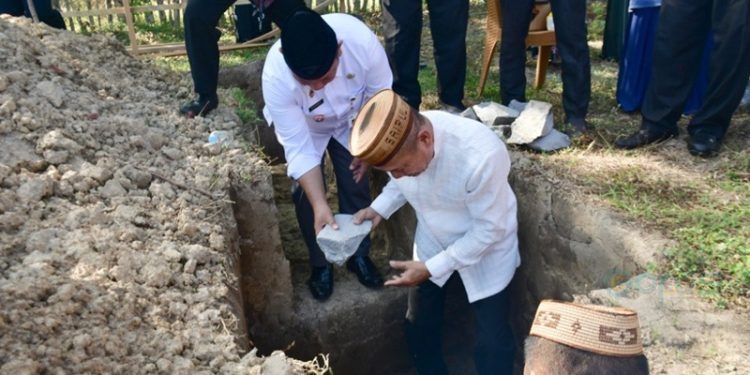 Peletakan batu pertama pembangunan sekolah islam terpadu yayat assalam bumi Panua, berlokasi di Desa Botubilotahu, Kecamatan Marisa, Jum'at (16/05/2025) (Iwan Prokopim Pohuwato)