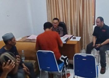 Kasubditgakkum, Aipda Ismail Boudelo dan Bripka Adi Junaidi Botutihe saat menyerahkan berkas perkara kaus bom ikan, bersama tiga tersangka dan barang bukti ke Kejaksaan Negeri Pohuwato. (foto.istimewa)