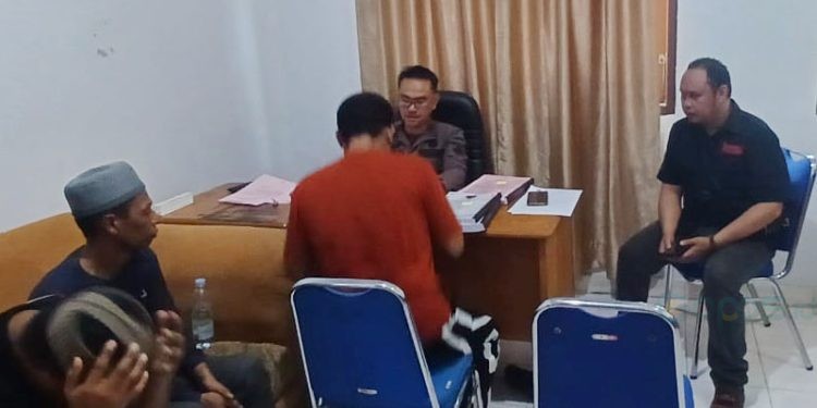 Kasubditgakkum, Aipda Ismail Boudelo dan Bripka Adi Junaidi Botutihe saat menyerahkan berkas perkara kaus bom ikan, bersama tiga tersangka dan barang bukti ke Kejaksaan Negeri Pohuwato. (foto.istimewa)