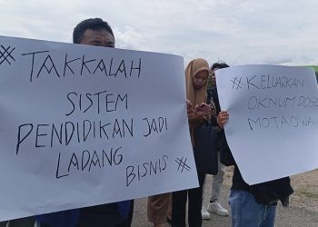 Mahasiswa Unipo melakukan aksi protes dugaan Pungli, berlangsung di lingkungan kampus, Rabu (28/05/2025) (Yusuf/Gopos)