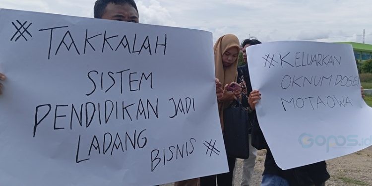 Mahasiswa Unipo melakukan aksi protes dugaan Pungli, berlangsung di lingkungan kampus, Rabu (28/05/2025) (Yusuf/Gopos)