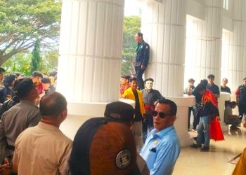Unjuk rasa yang berlangsung di gedung DPRD Provinsi Gorontalo, Senin (19/5/2025).(istimewa)