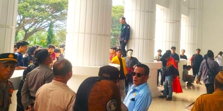Unjuk rasa yang berlangsung di gedung DPRD Provinsi Gorontalo, Senin (19/5/2025).(istimewa)