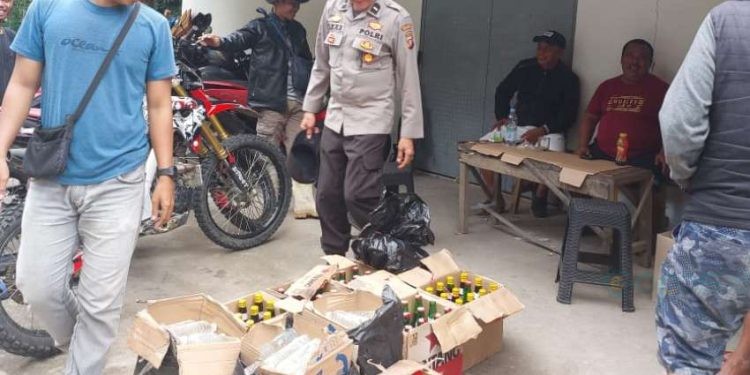 Petugas Gabungan TNI-Polri yang bertugas di Pos Desa Tulabolo, Kecamatan Suwawa Timur Kabupaten Bone Bolango berhasil mengamankan miras yang hendak diseludupkan ke Tambang Suwawa, Kamis pagi (12-6-2025).