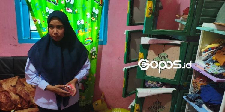 Kamar rrumah Riawati Ente (37) dibongkar maling.