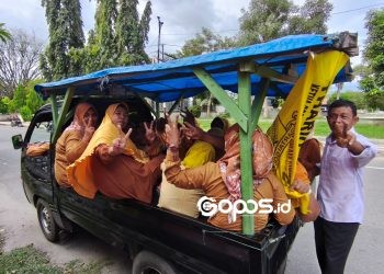 Massa pendukung dan simpatisan Bupati dan Wakil Bupati Gorontalo Utara, Thariq Modanggu dan Nurjanah Yusuf datang ke Rumah Dinas Gubernur Gorontalo, Kamis siang (19-6-2025).