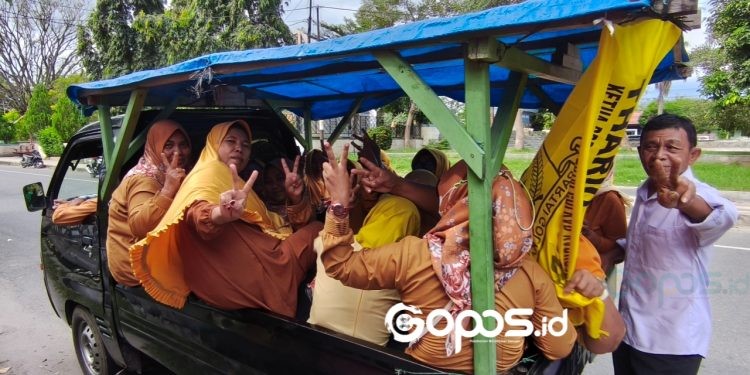 Massa pendukung dan simpatisan Bupati dan Wakil Bupati Gorontalo Utara, Thariq Modanggu dan Nurjanah Yusuf datang ke Rumah Dinas Gubernur Gorontalo, Kamis siang (19-6-2025).
