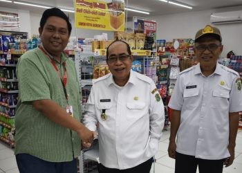 Walikota Gorontalo Adhan Dambea didampingi Sekretaris Daerah Kota Gorontalo Ismail Madjid usai meninjau gerai Alfamart Ipilo terkait fasilitas untuk UMKM Kota Gorontalo.(F. Hervi)