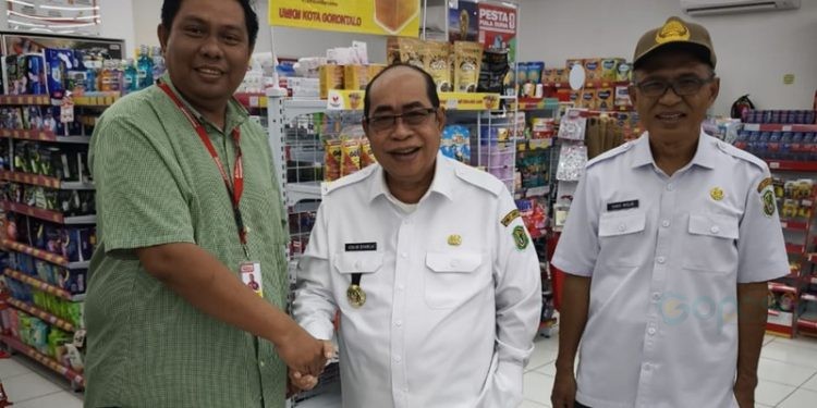 Walikota Gorontalo Adhan Dambea didampingi Sekretaris Daerah Kota Gorontalo Ismail Madjid usai meninjau gerai Alfamart Ipilo terkait fasilitas untuk UMKM Kota Gorontalo.(F. Hervi)