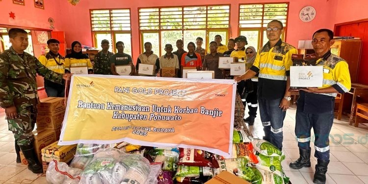 Pemberian bantuan kepada warga Desa Tuweya, Kecamatan Wanggarasi, Kabupaten Pohuwato, Selasa (24/06/2025) (Istimewa)