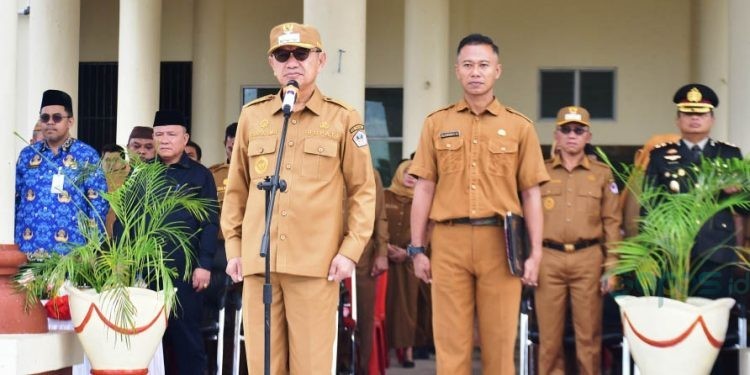 Bupati Pohuwato, Saipul Mbuinga, memberikan sambutan upacara Hari lahir Pancasila, berlangsung di Halaman Kantor Bupati Pohuwato, Senin (02/06/2025) (Iwan Karim Prokopim Pohuwato)