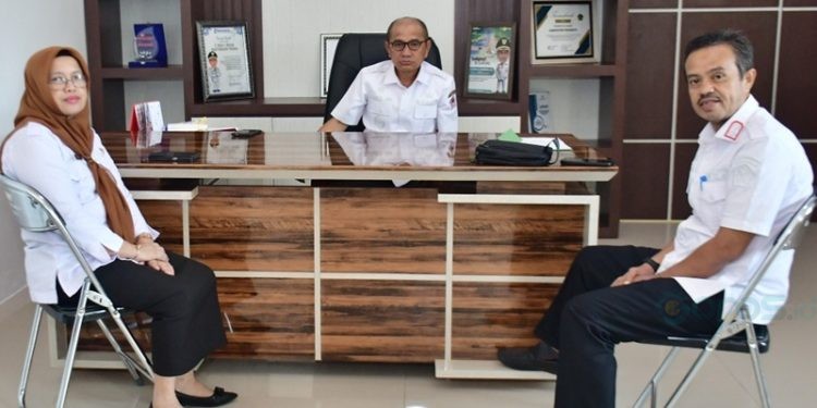 Sekda Pohuwato, Iskandar Datau, dan Kepala BPKPD Pohuwato, Teti Alamri, bertemu Bupati Pohuwato, Saipul Mbuinga, melaporkan Gaji 13 segera cair, Rabu (04/06/2025) (Iwan Prokopim Pohuwato)