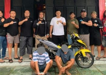 Dua tersangka curanmor berinisial IB dan IS (jongkok) usai diringkus Tim Resmob Watawatanga Polres Bone Bolango, berikut barang bukti 1 unit sepeda motor.(F. Polda)