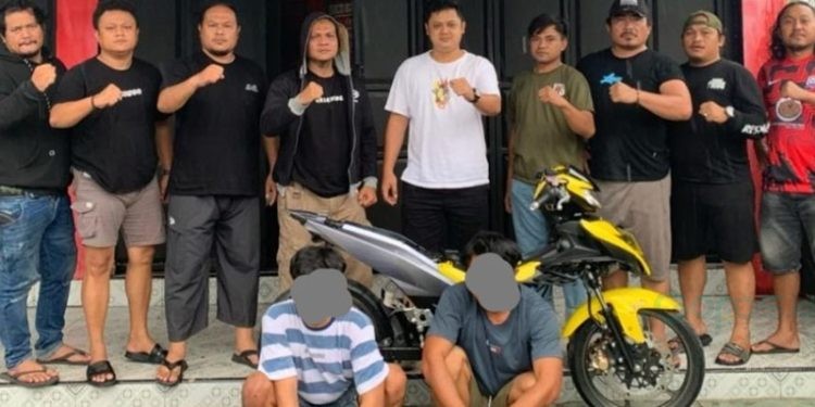 Dua tersangka curanmor berinisial IB dan IS (jongkok) usai diringkus Tim Resmob Watawatanga Polres Bone Bolango, berikut barang bukti 1 unit sepeda motor.(F. Polda)