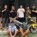Dua tersangka curanmor berinisial IB dan IS (jongkok) usai diringkus Tim Resmob Watawatanga Polres Bone Bolango, berikut barang bukti 1 unit sepeda motor.(F. Polda)