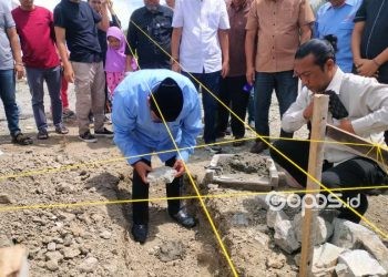Walikota Gorontalo, Adhan Dambea secara langsung meletakkan batu pertama pembangunan Masjid Al-Adha yang ke 12 di Kelurahan Dulomo Selatan, Kecamatan Kota Utara, Kota Gorontalo, Ahad (1-6-2025).