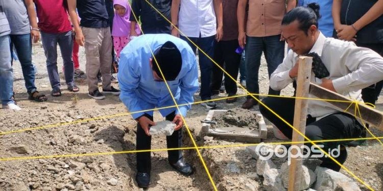 Walikota Gorontalo, Adhan Dambea secara langsung meletakkan batu pertama pembangunan Masjid Al-Adha yang ke 12 di Kelurahan Dulomo Selatan, Kecamatan Kota Utara, Kota Gorontalo, Ahad (1-6-2025).
