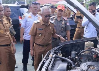 Wakil Bupati Pohuwato, Iwan  Adam, memeriksa kendaraan dinas, berlangsung di halaman kantor Bupati Pohuwato, Senin (23/06/2025) (Razak Prokopim Pohuwato)