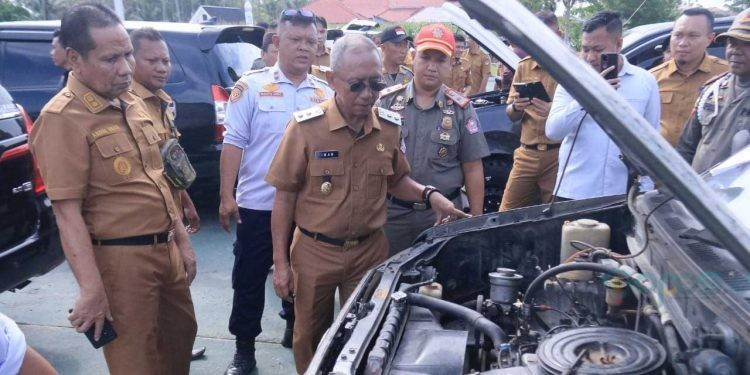 Wakil Bupati Pohuwato, Iwan  Adam, memeriksa kendaraan dinas, berlangsung di halaman kantor Bupati Pohuwato, Senin (23/06/2025) (Razak Prokopim Pohuwato)
