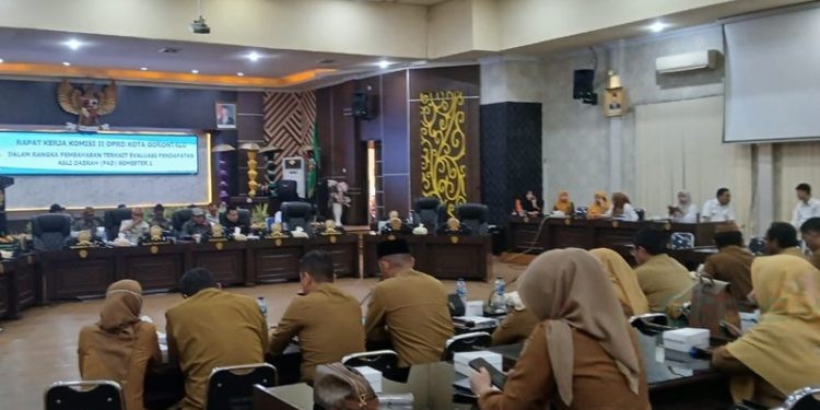 Komisi II DPRD Kota Gorontalo rapat bersama Pemkot Gorontalo membahas evaluasi PAD, Selasa (3/6/2025).(foto:Rama/Gopos)
