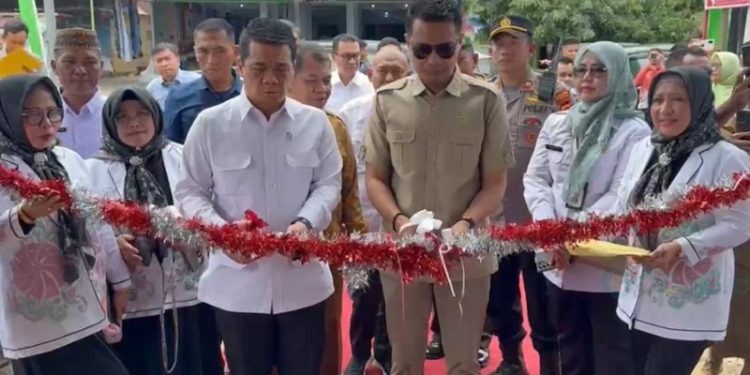 Wamen Desa PDT Ahmad Riza Patria saat meresmikan Kopdes Merah Putih Desa Tuladenggi, Selasa (17/6/2025).