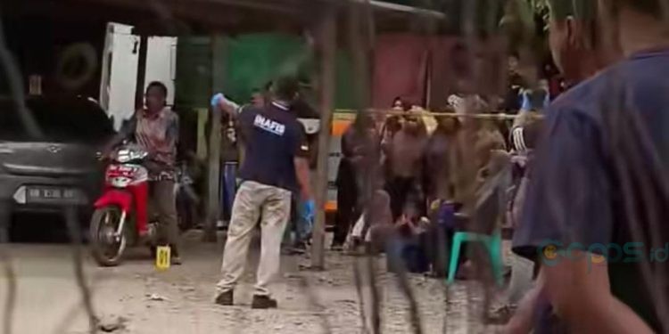 Petugas Kepolisian melakukan identifikasi di lokasi penemuan jenazah Jalaludin Mobonggi, di lokasi Bumi Perkemahan Bongohulawa, Kecamatan Limboto, Kabupaten Gorontalo