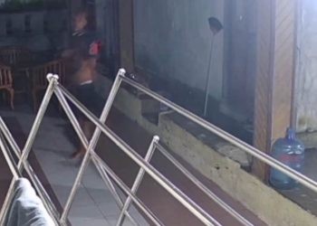 Aksi seorang pemuda yang hendak masuk ke dalam kamar rumah warga di Desa Taluduyunu, Kecamatan Taluduyunu, Pohuwato terekam CCTV