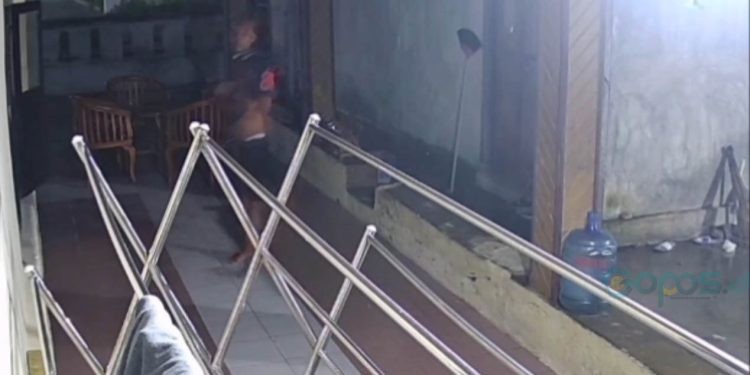 Aksi seorang pemuda yang hendak masuk ke dalam kamar rumah warga di Desa Taluduyunu, Kecamatan Taluduyunu, Pohuwato terekam CCTV
