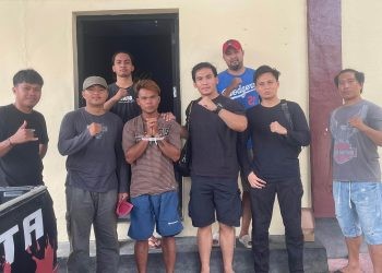 Terduga pelaku (tengah) yang masuk ke dalam rumah warga dan nyaris memperkosa ABG diamankan petugas Polres Pohuwato